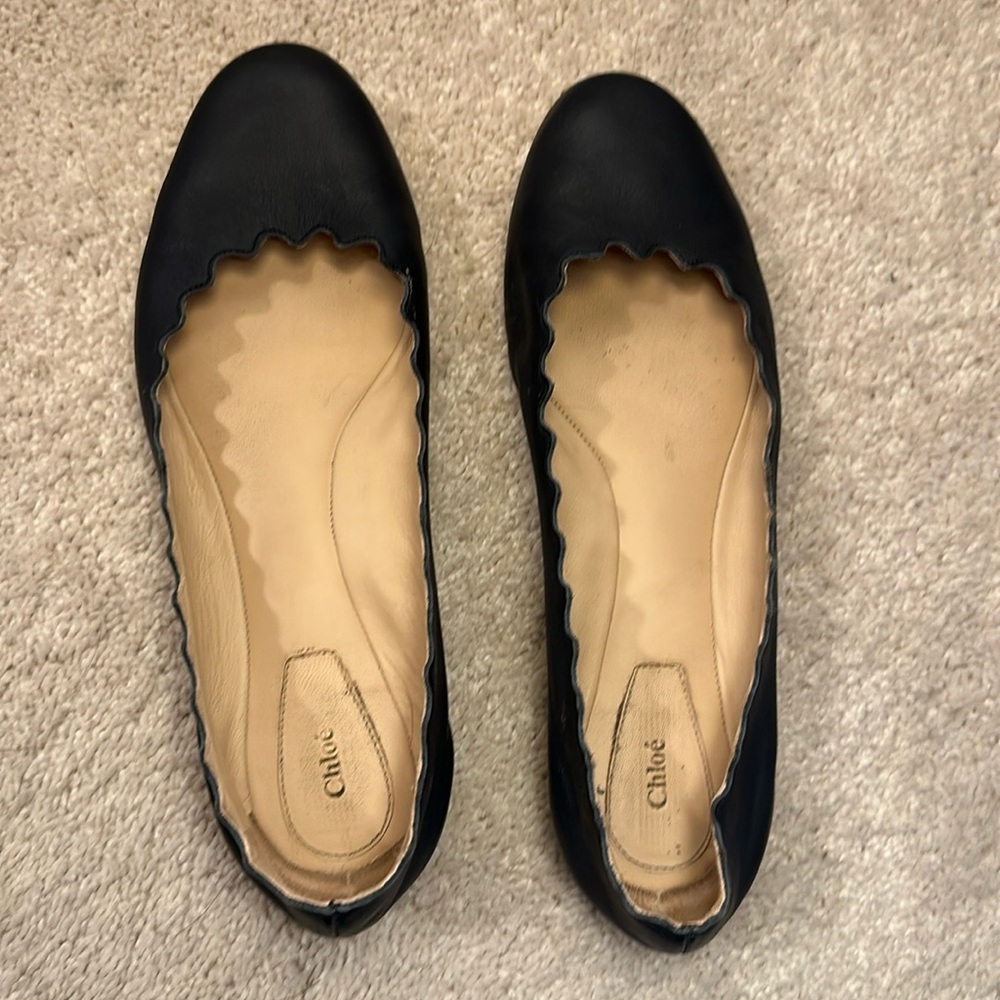 Chloe size 39.5 (US size 9) leather ballet flats with adorable scalloped edges.